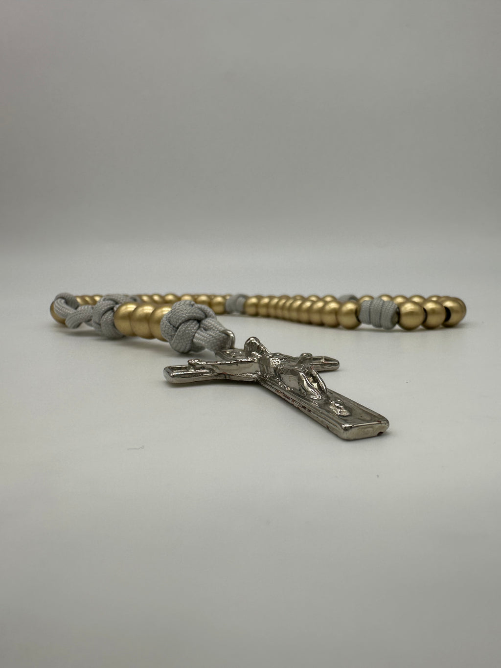 Terço Devotium | Corda Gelo + Contas Douradas Foscas