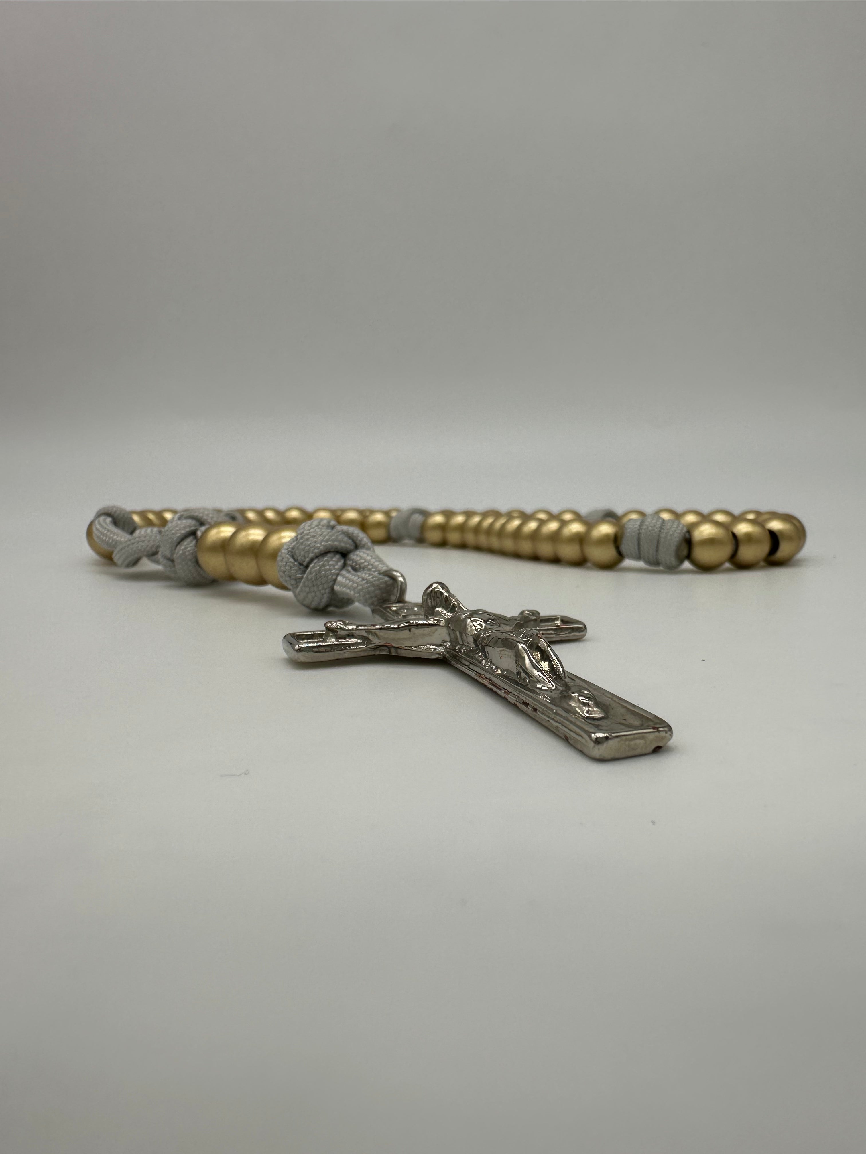 Terço Devotium | Corda Gelo + Contas Douradas Foscas