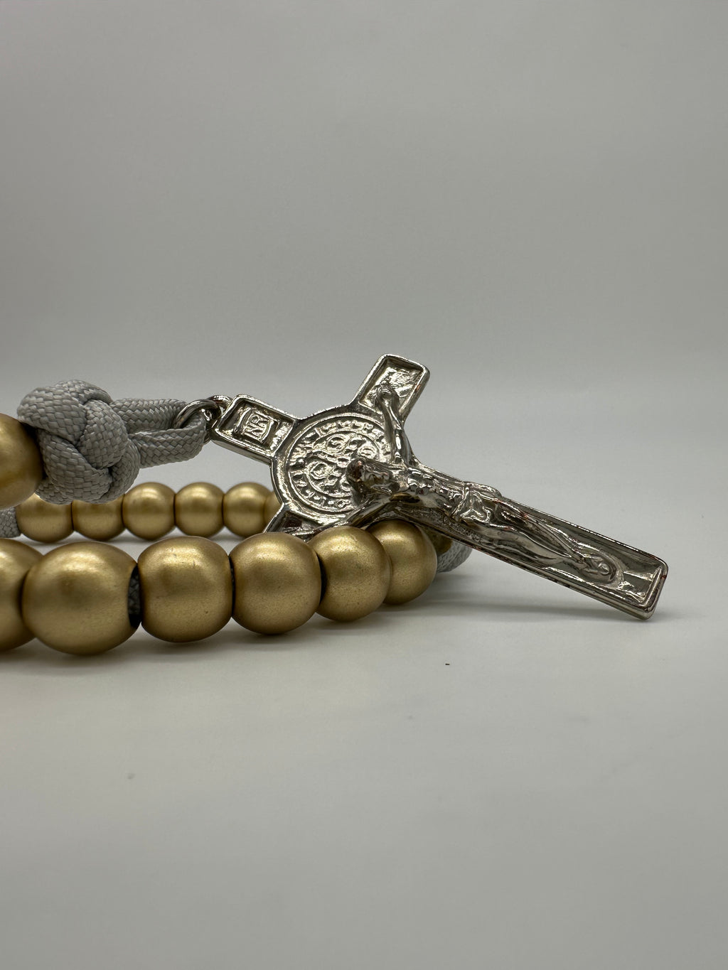 Terço Devotium | Corda Gelo + Contas Douradas Foscas